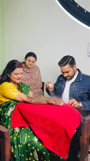 Raj Mehandi Designer on Instagram: "Special Mehandi spray Stand dark and beautiful shine ✨ Mehandi colour🤩 . . #rajmehandidesigner #mehndi #trending #bridalmehndi #foryou"