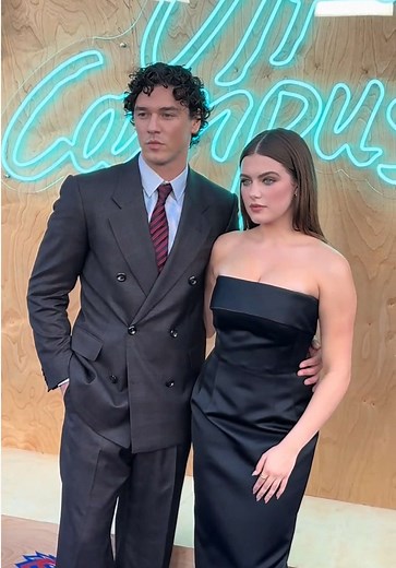 That’s our Hannah Wells and Garrett Graham! 🏒💘 Ella Bright and Belmont Cameli at the ‘Off Campus’ premiere. #redcarpet #offcampus #books