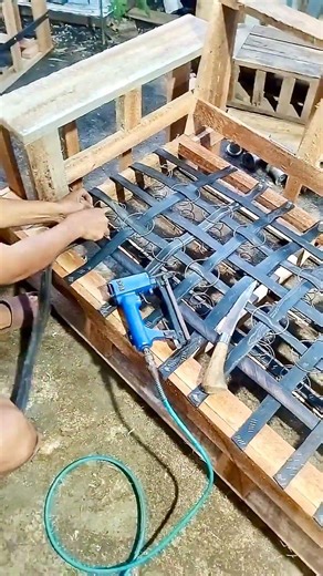 How to install springs and rubber on a sofa seat frame #sofamaker #sofamaking #furniture
