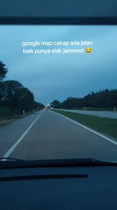 Percayakan google maps punya pasal. Dah 25km berkelip kelip ni. Petrol pump terdekat lagi 25 minit. Saya dah pesan pada Mai Sara . Kalau kereta mati tepi jalan. Awak dengan anak anak tolak kereta, abang kawal stering. | Muaz Aziz
