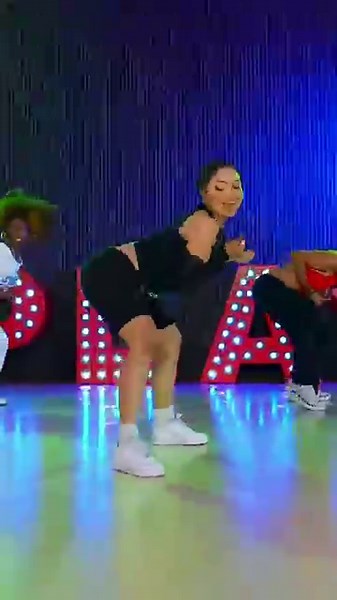 “Flawless Group Dance Performance | Viral Moves You Can’t Miss 🔥🕺💃”