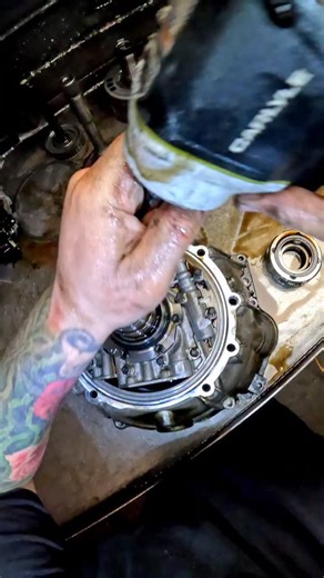 Rodrigo Rivera on Instagram: "Variable displacement hydraulic pump is wild ❤️ #staygreasy #transmission #truck #auto #chevy #specialist #automotive"