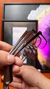 Ik kan je niet vertellen hoe vaak ik de deur uit ben gegaan, mijn telefoon pakte en dacht: “Geweldig… wéér de verkeerde bril.” Soms had ik de leesbril, soms de rijbril, soms allebei niet. Het was echt een heel circus.Tot ik deze kreeg. Nu draag ik gewoon één paar en ik ben overal klaar voor—telefoon, verkeersborden, menu’s, noem maar op. Geen gedoe meer met brillen wisselen alsof ik een goochelaar ben. Oh, en ze zijn vandaag 45% KORTING—zeg me later maar bedankt. | Manlykicks NL