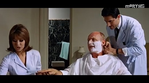 Extrait de Le Corniaud (1965) ! Anecdote : ce passage est resté célèbre parce que Louis de Funès, perfectionniste jusqu’au bout, a voulu maîtriser chaque détail comique, même sous la douche. Dans la scène, il devait se laver en vitesse tout en discutant et en gardant son côté nerveux et autoritaire. Problème : il n’aimait pas vraiment l’idée d’être filmé dans cette situation, trouvant cela légèrement ridicule et pas très “digne” pour son personnage. Gérard Oury, le réalisateur, a dû le convaincr