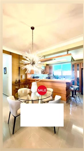 Apartamento en Venta – El mejor precio por metro de la zona Si hacemos la matemática simple, esta es la compra más inteligente de Villa María ahora mismo. Tienes un apartamento de 143.54 metros cuadrados netos (sin contar parqueos) por el mismo precio de la tasación. Es decir, compras amplitud y ubicación LISTA sin pagar ni un peso de sobreprecio. Ubicado en un 3er nivel, con ventilación cruzada, fresco, techos altos, cornisas, madera preciosa y escaleras amplias. 🔹 Distribución: Balcón grande 