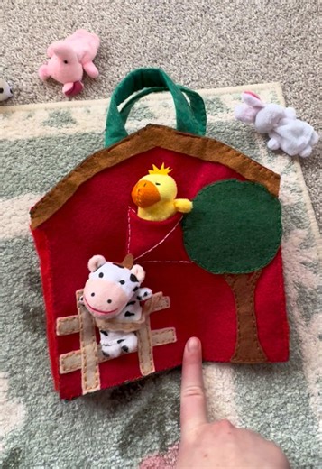 Look at this easy to make felt animal barn! Not everything we make or craft has to be super complicated or intricate, and it also doesn’t have to take a ton of prep work! Use what you have, anything you handmake will be loved and cherished :) #handmadetoy #feltcrafts #crafttok #toddler