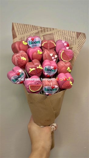 Bloom Nutrition on Instagram: "Happy Valentine’s Day besties! 💐 The sweetest bouquet inspired by Crisp Apple and Strawberry Watermelon! Who would you gift this to? 🫧"