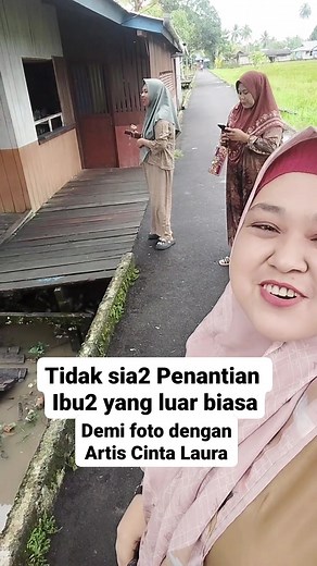 Luar biasa dari pagi2 sekali bu-ibu sudah stay nungguin artis Cinta Laura, mereka berhasil foto bareng #penantianartisyangtidaksia2 #buibufotobarengcintalaura #sawaermatrendingtopik #artiscintalaurakesawaerma | Ramlah Tona