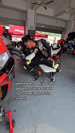 Superbike Cornering: Body Position Sequence for Track Riding