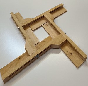 A tool everyone needs. Adjustable router template Adjustable router template. Using this tool you can make grooves in laminated chipboard plywood or wood. You can make a square-shaped recess, and much more. | Kendi