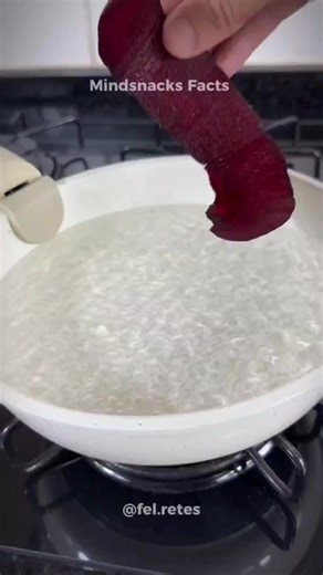 163K views · 1K reactions | Put beet peels in boiling water. The Chinese do this to cleanse the blood.  Boil the peels of one beet until the water changes color — that’s when you know it’s ready. This powerful drink helps clean toxins, supports blood pressure, and even fights anemia naturally. #Mindsnackfacts #naturalremedies #healthtips | Fel Retes | Facebook
