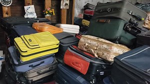 Used suitcases From USA Top brands Load your 40ft Low export price For sales contact nathan@worldwiseusa.com www.worldwiseusa.com | WorldWiseUSA