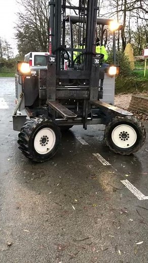 Livraison d'une serre à l'aide d'un chariot embarqué