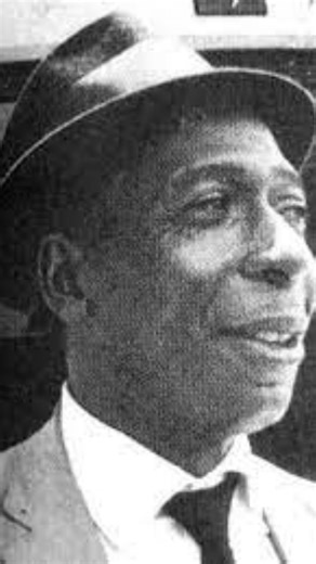 Richard Victor on Instagram: "Zé Keti imortalizou a marcha "Avenida Iluminada", sendo gravada em 1968 e lançada em 1969 - Foi um grande sucesso no carnaval daquele ano. Composição de Newton Teixeia & Brasinha. Gravadora RCA Victor - 1969 • Vídeo feito por: Richard Victor #Carnaval #ZeKeti #1969 #Marcha #MarchaRancho"