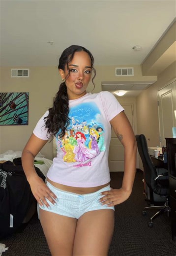 a princess??? you guys I took like 3000 videos in this fit haha #princessandthefrog #princesstiana #princessdiaries #transition #disneystyle