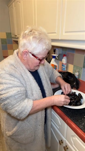 17K views · 139 reactions | Let’s eat mussels and prawns #mussels #prawns | Nannabea Cooking | Facebook