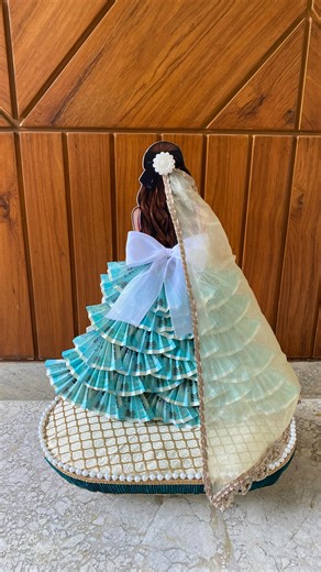Asmi Jain on Instagram: "“Who said cash gifting has to be boring? 💫 This 50₹ note doll turns simple shagun into a stunning keepsake ✨” 50 rupee note doll, money doll gift, shagun gifting idea, creative cash gift, handmade money craft, wedding shagun doll, unique currency gift, handcrafted hamper add-on #MoneyDoll #50RupeeNote #CreativeGifting #ShagunGift #CashButMakeItCute"