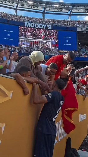 28K views · 1.5K reactions | 凉 Plus qu’un trophée individuel, ce Ballon d’or Africain est aussi celui de la famille et de sa mère, qui viennent souvent le soutenir aux matchs, une belle histoire !  : @dbarreraphoto #hakimi #achrafhakimi #psg #parissg #maroc #morocco #lionsdelatlas #teampsg #dimamaghrib | MediaParisien | Facebook