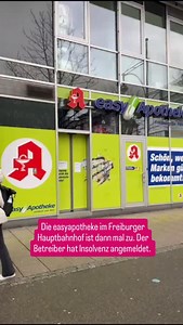 Die easyapotheke im Freiburger Hauptbahnhof ist aktuell geschlossen. Ein Schild mit dem Hinweis auf technische Gründe weist auf die Schließung hin. Der Betreiber hat im November Insolvenz angemeldet, auch die easyapotheke in den Westarkaden ist betroffen. Die vorläufige insolvenzverwalterin muss sich erst ein Bild von der Lage machen und kann dann Aussagen dazu treffen, wie es weitergeht. Seit mehr als einem Jahrzehnt ist die easyapotheke im Hauptbahnhof, in 2021 kam die easyapotheke den Westark