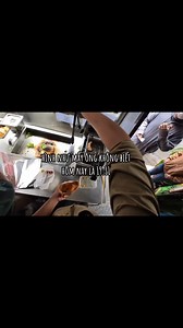 85K views · 1K reactions | 1001 chuyện ở quán 207. Chúc mí ông dui dẻeee 藍 À phần gà hữu duyên thoi nhe, chiều nay tui bơi bên Đồng Đen hữu duyên mình gặp nhauuuj 殺 #xuhuong #viral #luhotdog | Lu Hotdog | Facebook