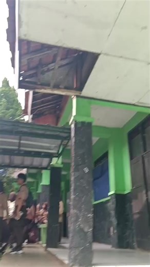 “Pemanasan Global & Perubahan Lingkungan” (1-2 kalimat) Kelas: X.H Kelompok : 3 Anggota : - fatiher Al Akbar - hibrizi Al wafi habi - Najwa Fauziah zalfa - miraj Lazuardi Salim - Aira carisha Indrawan - Desy try napsari - Syifa sopiatul wihdah Mapel: Biologi Guru mapel: Anisa Safitri, S.Pd MAN 1 Sukabumi #globalwarming #pemanasanglobal #perubahanlingkungan #man1sukabumi