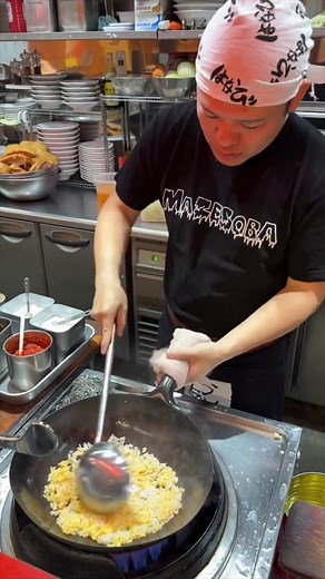 Wok master @新山直人 shows us how to make the perfect fried rice! 🍚🔥 #fyp #foryou #foodporn #friedrice #rice #japanese #japan