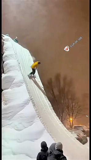 🌨️ NYC Blizzard Turns Into Unexpected Snowboard Party 🏂 While New York City digs out from one of the wildest snowstorms in years — with nearly two feet of snow, strong winds, and travel shut down across the city — some locals decided to make the best of it. In Midtown, residents piled up massive snowdrifts and built a makeshift snowboarding ramp right off a building’s lower roof edge. With streets quiet and cars buried, cheers echoed between buildings as brave neighbors launched into deep powd