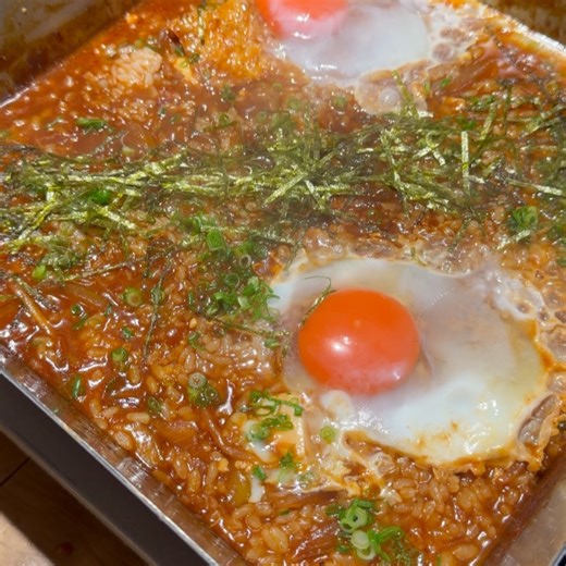 山岸久朗 on Instagram: "Netflixで話題の映画 「でっちあげ 〜殺人教師と呼ばれた男 」 を観た。 まずはネタバレ含まない感想 ①綾野剛の演技力がえげつない。 Netflixは、いろいろあって地上波に出られへん人、たとえばピエール瀧さんとか、がとても活躍している。Xのノイジーマイノリティ達は、こういう人らが地上波に出たらやいやい言うのに、サブスクに出ても全く文句言わんよね？不思議。 ②裁判の話やって知らなんだ。 知ってたら観てなかったかも。 民事裁判の話しなのに、刑事裁判みたいな進め方してて、プロから見たら手続きがメチャメチャすぎていらいらする笑 ③前半がとにかく胸糞すぎる。この前半をいかに我慢して後半まで続けて見られるかがポイントやと思う。 ④これ、「福岡市教師いじめ事件」ていう実話なんだって。すぐWikipediaで調べる！うおーほんまそのままやんけー ここからネタバレありの感想 ⑤柴咲コウと亀梨和也が悪役をやってて驚いた。 ⑥小林薫さん久々見た。 最初はうだつの上がらん街弁やなと思って見てたけど、そのうち気づいた。これ俺やん。孤独に闘う街弁。世界中全員が敵でも