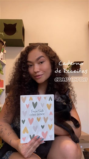 Iara Ferreira on Instagram: "Fiz um Caderno de Receitas 📖🧄 . Tem coisa mais gostosa do que transformar receitas em memória afetiva? Eu cresci vendo cadernos de receitas na família, e agora decidi criar o meu, do jeitinho que eu amo: bem visual, criativo e cheio de carinho! Você pode criar do jeito que preferir: com colagens, desenhos ou no modelo tradicional. Por aqui, eu escolhi fazer um caderno ilustrativo. Usei as Canetas Microlines da @compactor , que além de terem cores super pigmentadas,