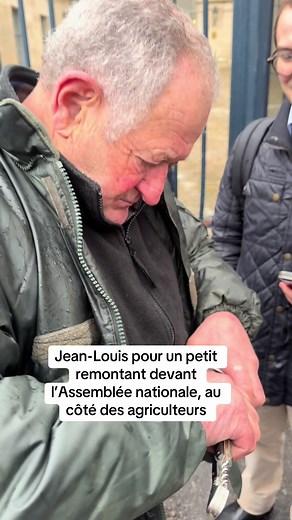 Jean-Louis pour un petit remontant devant l’Assemblée aux côtés des agriculteurs.