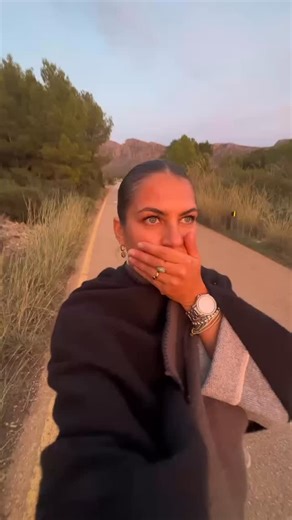 Emilia Plock on Instagram: "Kennst du dieses Gefühl, wenn sich die neue Version von dir noch nicht ganz richtig anfühlt und die alte, vertraute Version immer wieder auftaucht, weil sie Sicherheit verspricht? Obwohl du genau weißt, dass du diese Version eigentlich gar nicht mehr sein willst. In diesem Zwischenraum kann es ganz schön verwirrend werden. Man gehört weder ganz hierhin noch dorthin... Ich kenne dieses Gefühl sehr sehr gut. Und vielleicht ist es auch einfach nur ein Prozess, den man be