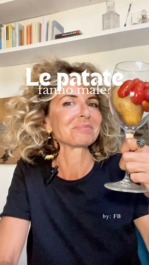 Pomodori, patate, peperoni e melanzane: fanno male? 👀 Alcuni li evitano perché appartengono alla famiglia delle solanacee, nota per contenere la solanina, un composto potenzialmente tossico. Ma chiariamo: 🔬 La solanina è presente: • In quantità significativa nelle patate verdi o germogliate • In quantità molto minore in melanzane, pomodori e peperoni 🔍 Cosa significa in pratica? * La dose tossica minima è considerata 1 mg per ogni chilogrammo di peso corporeo. * 📊 Esempio: Una persona di 70 