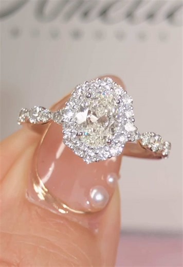 ✨ Layers of sparkle, endless elegance. A halo design that amplifies brilliance with every glance. #ovaldiamond #diamondring #weddingband #melbournejeweller #christmasgift