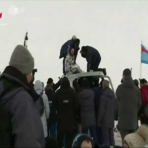Endlich wieder festen Boden unter den Füßen: Alexander Gerst hat um 06:45 Uhr (MEZ) die Sojus-Kapsel verlassen und ist nach 197 Tagen in der Schwerelosigkeit zurück auf der Erde. | Terra X
