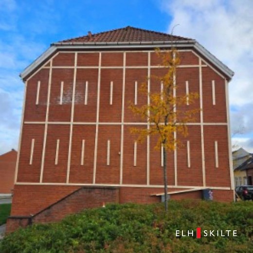 🎨 Når idéen møder virkeligheden – og man må tænke kreativt! Tuborg 🍺 ønskede et malet vægmaleri på en markant facade midt i Odense. Men med den røde murstensvæg var maling desværre ikke en mulighed. I stedet skabte vi illusionen af et malet motiv – ved at bygge en speciallavet træramme direkte på bygningen og montere 3 mm sandwichplader tæt sammen. Resultatet? Et visuelt stærkt udtryk, der fanger opmærksomheden præcis som et ægte vægmaleri – bare uden maling. Et godt eksempel på, hvordan kreat