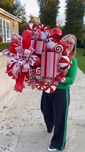 The Door Wreath Company | 🎅🏻Christmas 2023🎅🏻 • Happy Friday have a wonderful weekend people • This Gift Box Wreath has a matching garland 👀 • SOLD • The Gift Box... | Instagram