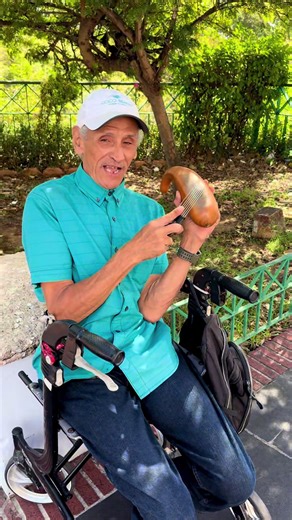 Asked him to play a bad bunny song 🎉🎉🇵🇷 and of course blessed him $ #sanjuan #sanantonio #badbunnypr