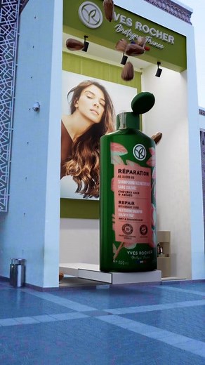 Cette vidéo peut sembler imaginaire 💫, mais notre shampooing riche en huile de jojoba est bien vrai 😍 ! #YvesRocher #YvesRocherMaroc #HairCare #GammeReparation #Repair #RepairRange #Shampooing #Réparation #CGI #CGIArt #VFX #OOF قد يبدو هذا الفيديو خياليًا 💫، لكن الشامبو المصلح الغني بزيت الجوجوبا حقيقي جدا😍! | Yves Rocher Maroc