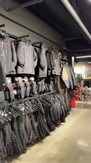 🔥 Une semaine chrono pour tout démonter à Laval et tout remonter à Repentigny! 😮‍💨 Sans oublier les bookings d’hiver, les véhicules à transporter et le garage à organiser! On ne pourrait pas être plus fiers et reconnaissants envers nos équipes pour tout ce qu’elles ont accompli. 💪 On a tellement hâte de vous montrer le résultat lors de la préouverture demain! 👀 À très bientôt! ✨ | Groupe Contant