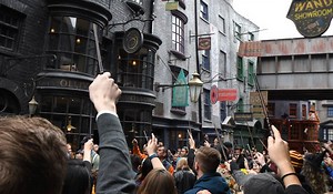 Harry Potter fans pay tribute to John Hurt with wand display - Extra.ie