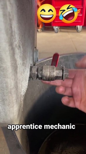 #mechanic apprentice fail 🤣 #car #tips #engine #repair #haha Mechatronics Tyronn | Mechatronics Tyronn