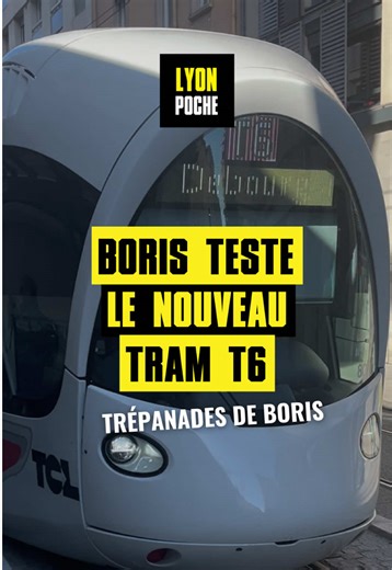 🎥🚋 Boris découvre le rallongement du T6… et il est déjà perdu Dans ce nouvel épisode des Trépanades, Boris part explorer le nouveau tracé du Tramway T6 à Lyon. Entre explications approximatives, grandes découvertes et interrogations existentielles, Boris vous fait visiter le nouveau T6 à sa manière. 👉 Bref, si vous pensiez tout savoir sur le tram, Boris va probablement vous embrouiller encore plus. 💬 Alors, vous l’attendez ce prolongement du T6 ou vous êtes déjà très bien avec vos correspond
