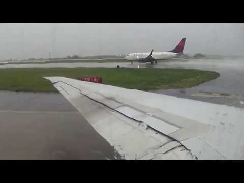 Delta Airlines MD-88 [N912DL] Rainy/Steep Takeoff from Atlanta