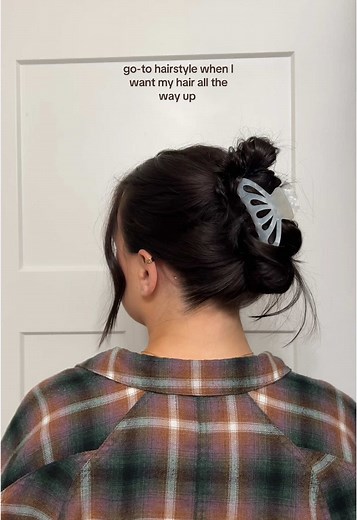 We’re not gonna talk about the orange hands 😂🫠 ##shorthair##haircare##hairtok##hairtutorial##hairinspo##hairstyle##shorthairtutorial##hairstyletutorial##shorthairgirl##shorthairdontcare##shorthairgirl##shorthairstyle##clawclip##clawcliphairstyle#c#clawcliphackc#clawcliptutorial@L@Living Proof, Inc.