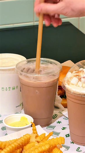 Shake Shack just made the holidays taste better 🎄🍔 Drop by at the Upper Ground Floor and treat yourself to your new festive favorites! #RobinsonsMalls #OurFavoritePlace #RobinsonsMagnolia #AlwaysSomethingNewAtRobinsonsMalls | Robinsons Magnolia