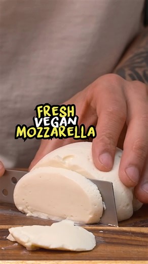 Tomaso Mannu on Instagram: "Vegan Mozzarella 🌱🧀 Stop sabotaging your vegan cheese game! If you’ve spent time in a professional kitchen, you know the truth: there’s 10000 gelling agents, each with a unique role—hot-activated, freeze-stable, and more. So stopping with the first one you learn about it’s ridiculous, in fact I do not have any recipe with agar. I love it for other things tho, do not get me wrong.. But with Mensch.Cheeze, I’ve taken the best from the industry, combining pH control, p