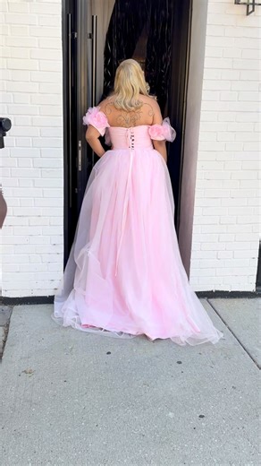 Bridal shower room reveal full of love for a happily ever after 💍🌸 @mzfabricia Event planner & stylist @deveilopeevents Rentals & Balloons @chicagolandluxerentals Champagne wall & props @jerryhaus_props | Chicagoland Luxe Rentals