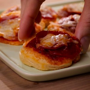 25K views · 482 reactions | We're trading in all of our bag snacks for warm, cheesy pizza bites fresh out of the oven. Flaky Biscuit Pizza Snacks recipe: https://www.pillsbury.com/recipes/flaky-biscuit-pizza-snacks/c4f75104-1b4d-4bb8-99b3-2db770ac8bc8?utm_medium=social&utm_source=facebook&utm_campaign=05_2018_standard?mktgimp=PBRBGBISC | Pillsbury | Facebook