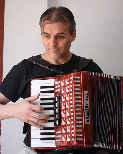 Probando e improvisando con esta maquinita de origen Checo. El tema se llama Tita de Isaco Abitbol y Miguel Repiso. | Daniel Franich