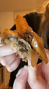 10K views · 5.8K reactions | Donosim vam nešto PREEEFINO iz Arapske kuhinje!! Poslužite kao predjelo ili kao snack uz svoj najdraži umak i uživajte 殺 #sambosa #samosa #sambosak | Andrea Fabric | Facebook